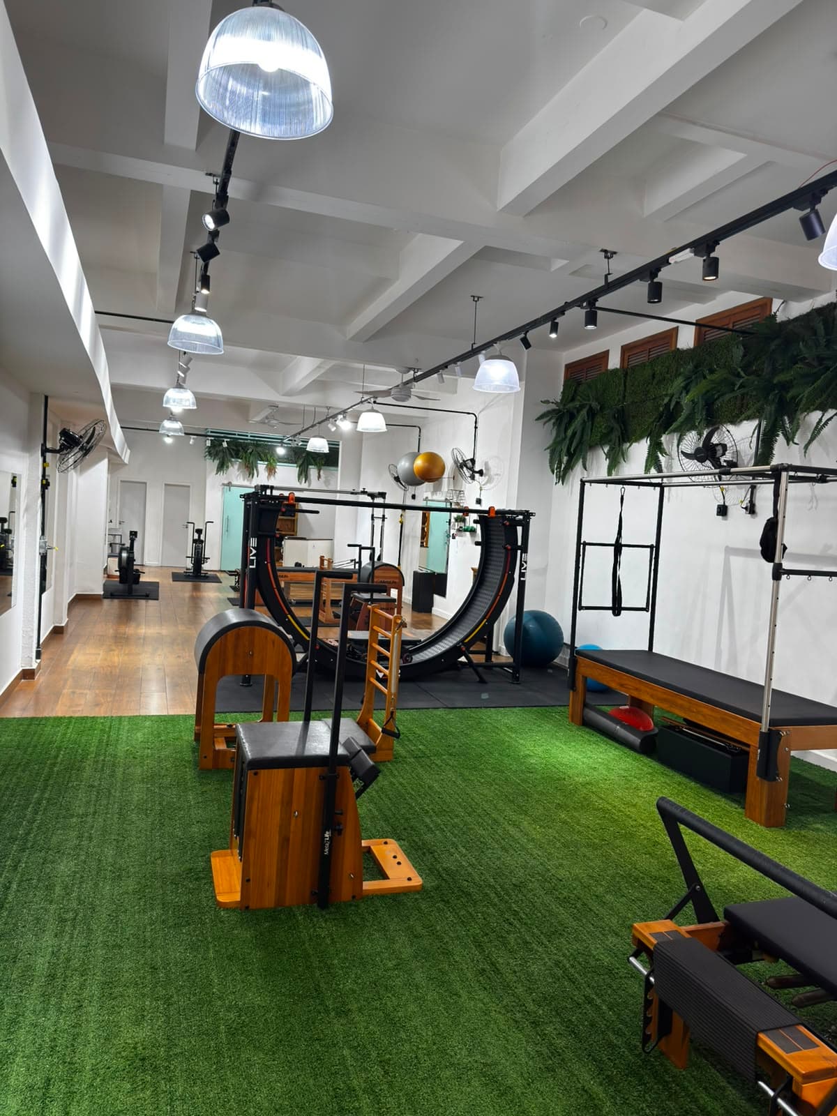 Área de Pilates com cadillac, chair e reformers