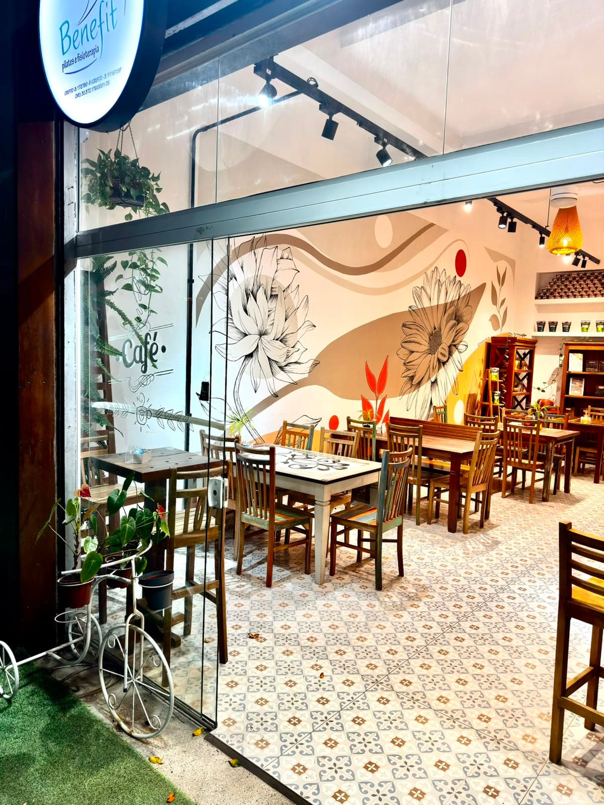 Entrada do Studio Benefit Pilates, com o Café Mika, no Butantã, em São Paulo