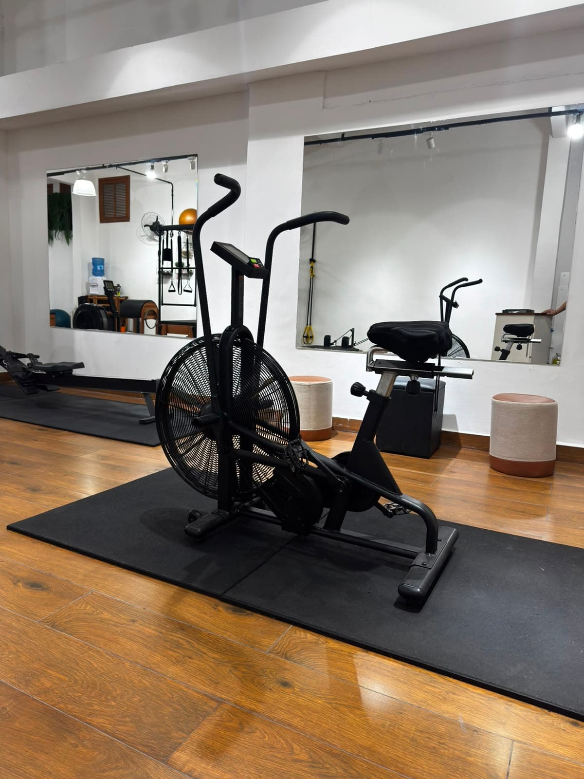 Equipamentos do Studio Benefit usados no trabalho de força e condicionamento